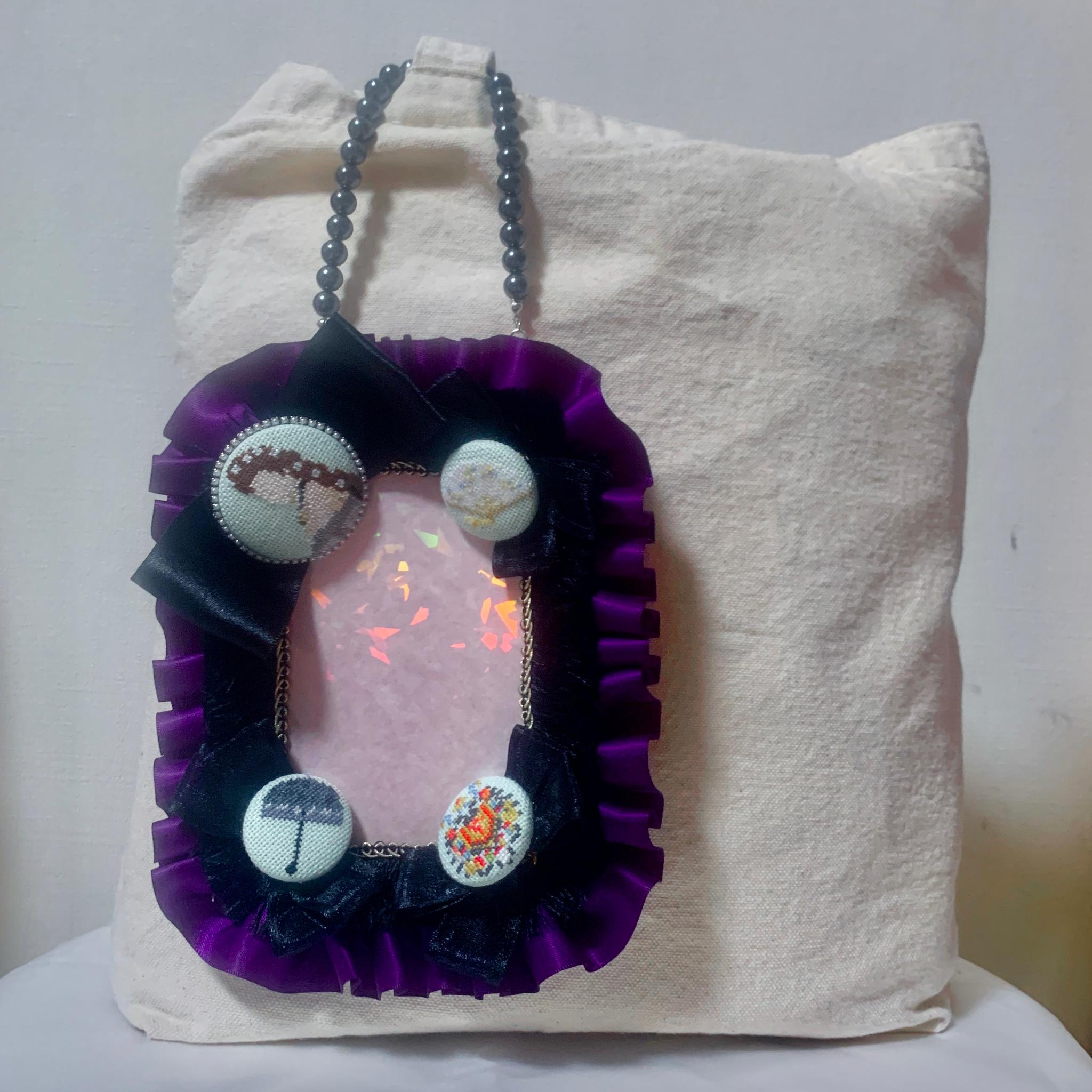 エリザベートの生きた世界を紡ぐ、オーロラ硬質デコケース(L版サイズ) マイクロクロスステッチ手刺繍 | 4枚目